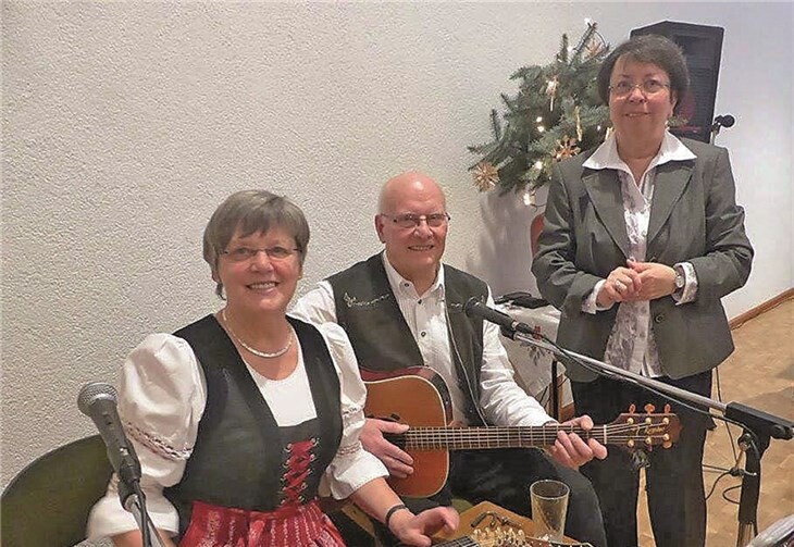 Die Vorsitzende des EVH, Marita Krämer, dankte dem „Wiedtal-Duo“ für sein musikalisches Programm, das alpenländische Weihnachtsstimmung nach Heddesdorf brachte.