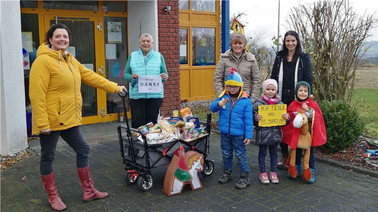 Die Vorsitzende des Elternausschusses Bettina Korden (links) überreichte Christa Terzer-Rösner (Mitte) gemeinsam mit drei Kindern, der Kindergartenleitung Alina Koch und einer weiteren Erzieherin (rechts) die gesammelten Spenden. (Laut der Verordnung des Landesjugendamtes vom 05.11.2020 für Beschäftige in Kindertagesstätten besteht keine Maskenpflicht für Erzieherinnen im pädagischen Alltag mit den Kindern, unabhängig davon ob ein Mindestabstand zu den Kindern eingehalten werden kann.) Foto: Kita Kinderland Barweiler