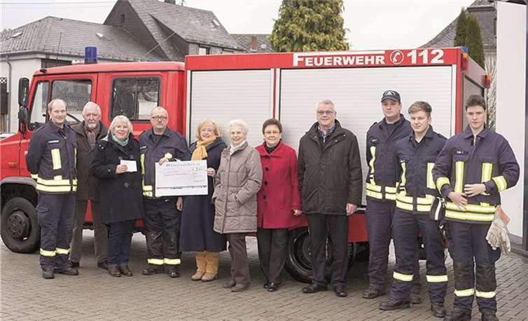 Die Vorsitzende des Festausschusses, Annelie Baumgärtner, übergibt den Spendenscheck an Hans-Georg Adams. Helmi Tischler-Venter