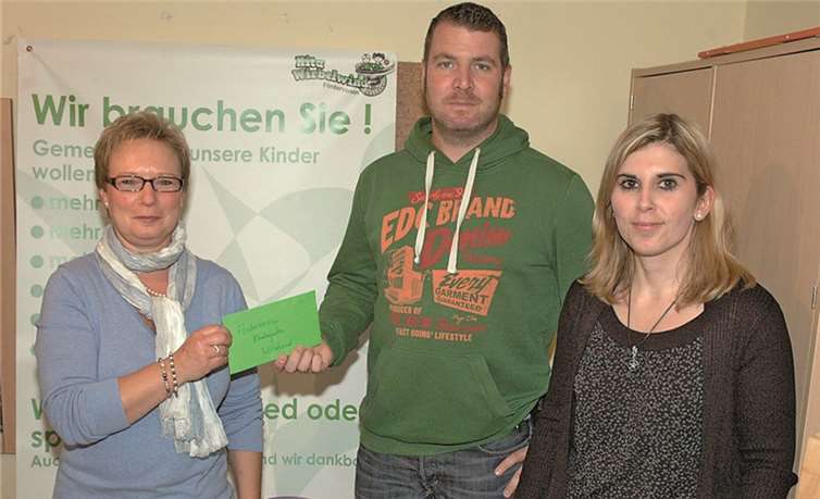 Die Vorsitzende des Fördervereins Constanze Ukerwitz, der stellvertretende Löschgruppenführer Torsten Claesgens und Kita-Leiterin Kerstin Enke bei der Spendenübergabe.UM