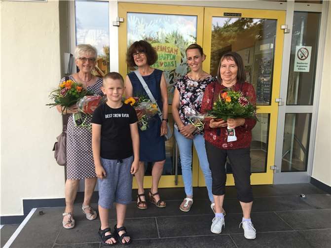 Die Vorsitzende des Fördervereins, Frau Jasmin Thielen, überreichte jeder Sprachförderkraft einen Gutschein. Der ukrainische Schüler David Kyrylchuk bedankte sich im Namen der ukrainischen Kinder und der Schulgemeinschaft bei seiner „Best Crew Ever“ mit Blumen. Von links nach rechts: Agnes Bohlen, David Kyrylchuk, Hildegard Dunkel, Jasmin Thielen, Renata Hilken. Foto: privat