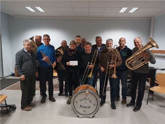 Die Vorsitzende des Fördervereins der St. Johannes Grundschule Erpel Judith Barth (Mitte) übernahm erfreut die Spende der Null-Uhr-Kapell. Foto: Null-Uhr-Kapell