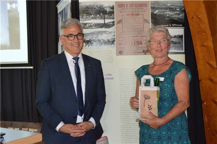 Die Vorsitzende des Friedensmuseum Brücke von Remagen Karin Keelan bedankt sich bei Dr. Kai-Michael Sprenger von der Uni Mainz für die Zusammenarbeit bei der Ausstellung und die Einführung.  Fotos: AB