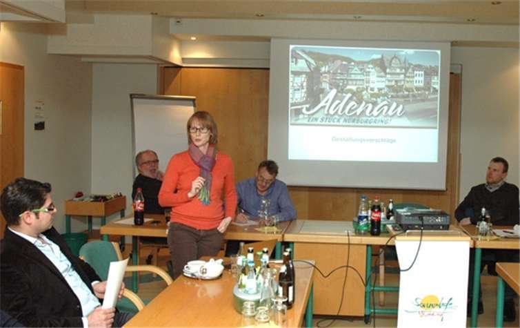 Die Vorsitzende des Gewerbevereins Adenau, Andrea Thelen, diskutierte mit den Mitgliedernüber das neue GestaltungskonzeptUM