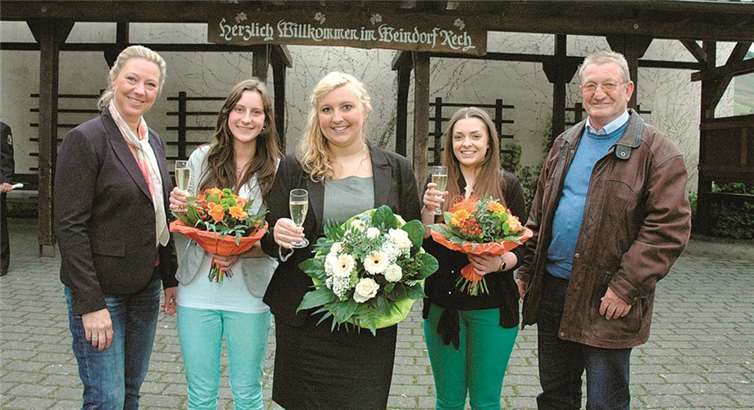 Die Vorsitzende des Heimat- und Verkehrsvereins Susanne Kirsch-Holler (l.) und Ortsbürgermeister Hans-Dieter Kutscher (r.) stießen mit der designierten Majestät Nora Bischoff (Mitte) und den Weinprinzessinnen Juliana Groß (2. v. l.) und Femke van den Brekel (2. v. r.) auf eine erfolgreiche Amtszeit an. UM