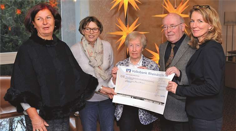 Die Vorsitzende des Hospiz-Vereins Rhein-Ahr, Ulrike Dobrowolny und Josefine Schwipper, Schatzmeisterin, nehmen im Beisein der Hausdirektorin, Caroline Hillesheim, einen dicken Scheck entgegen. -FIX-