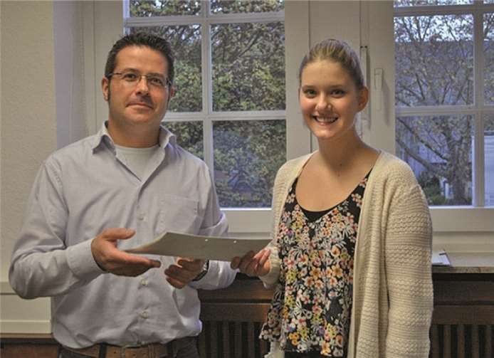 Die Vorsitzende des Jugendrats Lena Störk (17 Jahre) überreicht die letzten Wahlvorschläge Herrn Knörr vom Wahlamt.