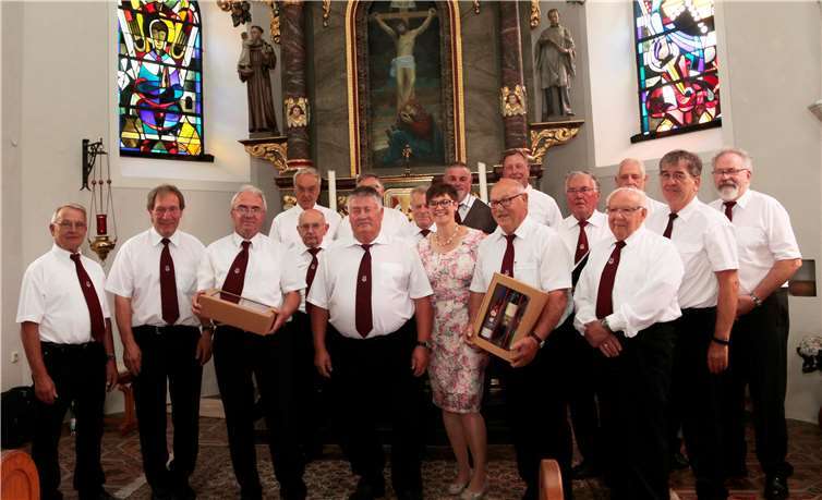 Die Vorsitzende des Kapellenvereins Hildegard Baur revanchierte sich beim MGV mit einem kleinen Präsent. Heinz-Toni Sesterheim
