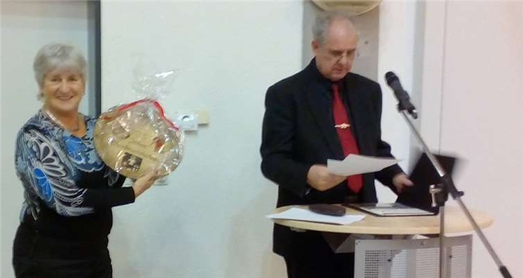 Die Vorsitzende des Kirchenchors Geisa, Brigitte Heller bei der Übergabe des Ehrentellers für 25 Jahre Chorfreundschaft, überreicht vom Vorsitzenden des Kirchenchors St. Katharina und St. Michael Vettelschoß, Reinhold Reufels. privat