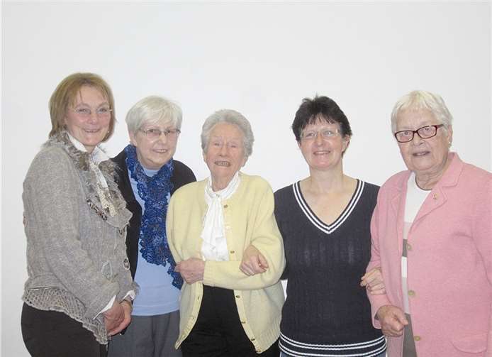 Die Vorsitzende des Kirchenchors St. Albert, Hildegard Nonn, ehrt die Mitglieder Elisabeth Heuft, Hilde Berg, Chorleiterin Elke Schäfgen und Erika Kändler (v. l.).
