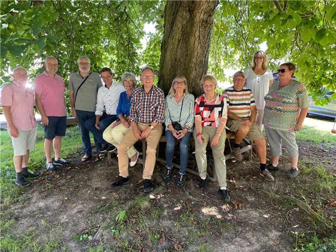 Die Vorsitzende des Kreiswaldbauvereins, Dr. Gisela Born-Siebicke (4.v.r.), erläuterte die besonderen Herausforderungen im Wald. Foto: privat