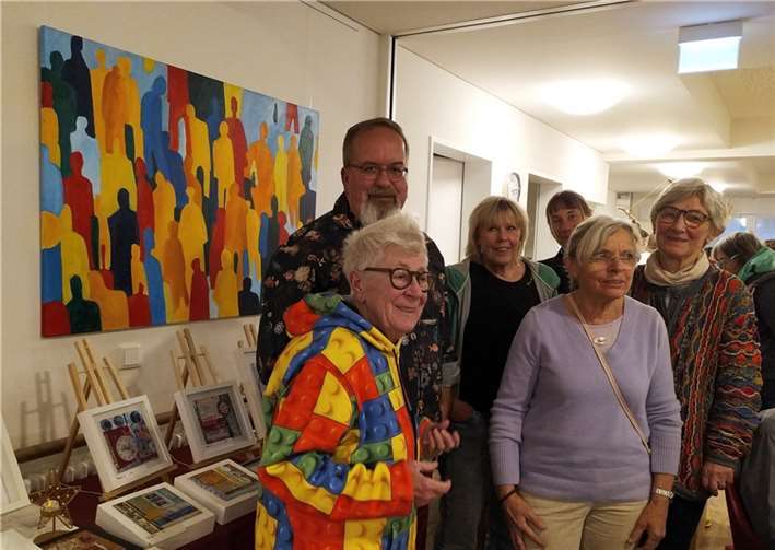 Die Vorsitzende des Kunstvereins Montabaur, Christa Stendebach (li.), freute sich, dass der Verein Gelegenheit hatte, unter anderem die Arbeiten von Thekla Greiner, Maria Zühlke, Sandra Illenseer, Edith Rüter und Dietmar Herlan (von re.) präsentieren zu können.  Foto: Eberth