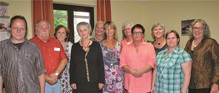 Die Vorsitzende des Neuwieder Hospiz-Vereins, Susan Sprague-Wessel (rechts), freute sich über die neuen Hospizhelfer. Die Bildungsbeauftragte Rita Krebsbach (3. von rechts) und Gabriele Fetthauer vom ambulanten Hospiz (3. von links) begleiteten die Ehrenamtlichen im Rahmen des Befähigungskurses. Privat