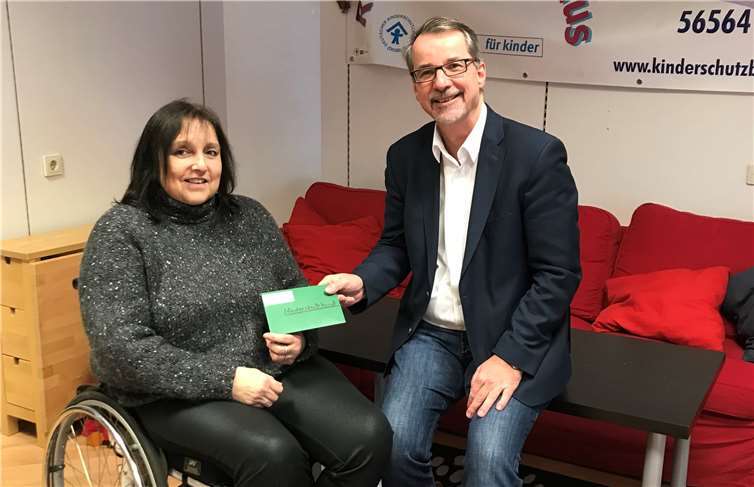 Die Vorsitzende des Neuwieder Kinderschutzbundes, Gabriele Jung-Stertz, gemeinsam mit dem SPD-Landtagsabgeordneten Sven Lefkowitz bei der Übergabe der Spende.Foto: privat