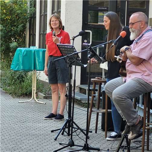 Die Vorsitzende des Ortsausschuss, Angelika Neubauer (links) mit Lena und Klaus Jansen, die für die passende Musik sorgten.  Foto: privat