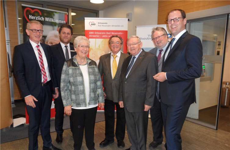 Die Vorsitzende des Ortsvereins Bad Neuenahr-Ahrweiler Ingrid Frick mit Gästen und Gönnern.Fotos: IT