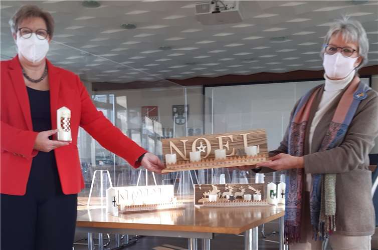 Die Vorsitzende des Partnerschaftsvereins, Monika Wolf-Umhauer, übergab der Bürgermeisterin zwei besondere Adventskalender.Foto: privat