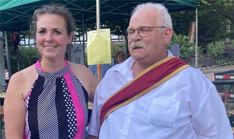 Die Vorsitzende des Rheinbreitbacher Bürgervereins, Jasmin Coppeneur, mit dem Bürgerkönig 2025, Klaus-Peter Heck.Foto: Bürgerverein Rheinbreitbach