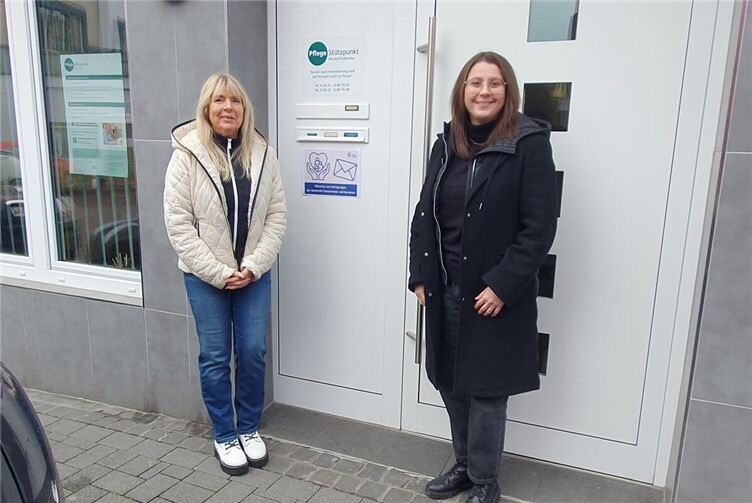 Die Vorsitzende des Seniorenbeirates, Gaby Zils, und Christina Schmidt vom Pflegestützpunkt hoffen, dass der Briefkasten „Wünsche und Anregungen der Bendorfer Seniorinnen und Senioren“ gut angenommen wird. Foto: Stadt Bendorf