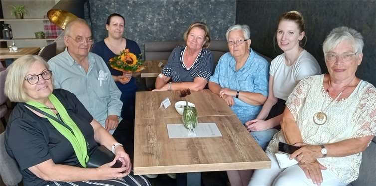 Die Vorsitzende des Seniorenbeirates Ulrike Kray – in weiß – begrüßte herzlich die jungen Mitarbeiterinnen des neuen Cafés „Meerbach“ mit einem Blumenstrauß. Entgegen dem Uhrzeigersinn die weiteren Mitglieder Monika Eiden, Monika Steiff, Inge Schneider und Paul Peter Baum.  Foto: Seniorenbeirat Vallendar
