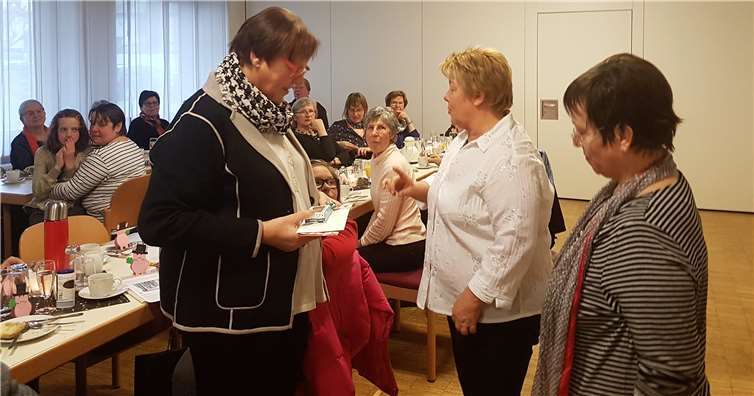 Die Vorsitzende erhält ein Präsent als Anerkennung für die geleistete Arbeit.