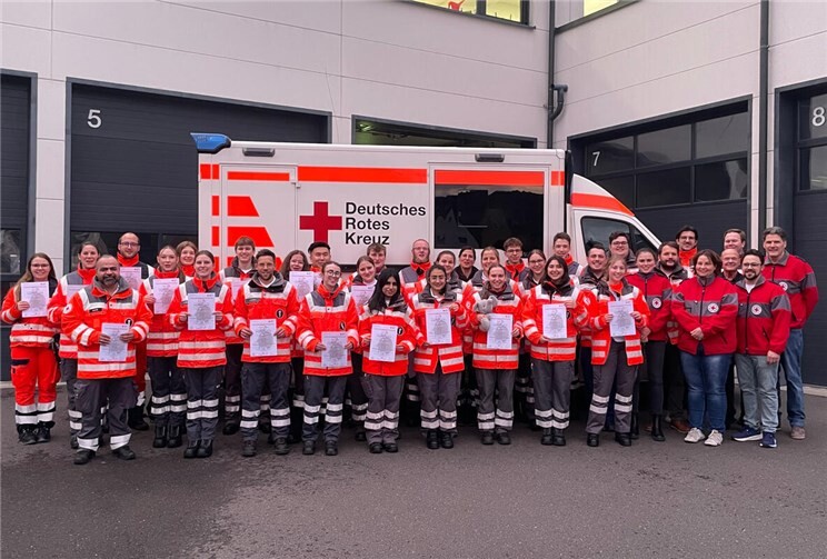 Die Vorsitzenden Ärzte der Prüfungskommissionen Dr. med. Frank-Peter Kaesler (3.v.re) und Andreas Müller (2.v.re) freuten sich, dass alle 26 Teilnehmenden die Prüfung bestanden haben und nun als Einsatzkräfte im Sanitätsdienst tätig sein dürfen.  Foto: Kerstin Pfeffer / DRK-Kreisverband Ahrweiler e.V.