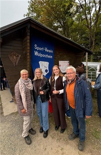 Die Vorsitzenden Annette Sebastian (l.) und Edgar Flohe (r.) dankten der Walporzheimer Weinkönigin Tiana Lindener (2. v. l.) und Ihrer Weinprinzessin Natalie Mies (2. v. r.) für die Teilnahme am Familienfest.  Foto: Katharina Dederich