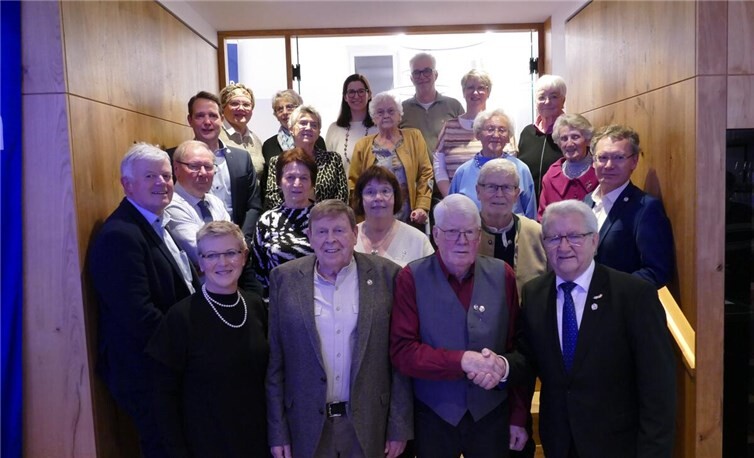 Die Vorsitzenden, Annette Sebastian (vorne links) und Edgar Flohe (vorne rechts) mit den Jubilaren.  Foto: Jürgen Schumacher