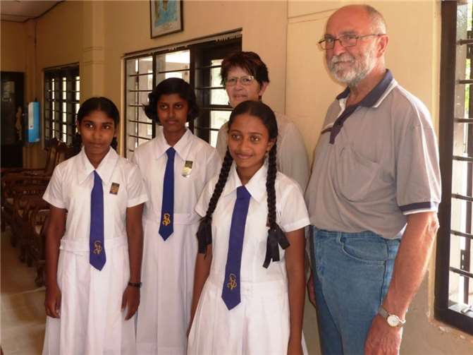 Die Vorsitzenden Bernd Mertgen und Edeltrud Pinger, mit einigen der Patenkinder.Privat