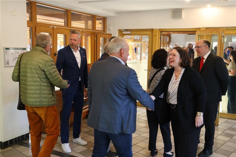 Die Vorsitzenden Denise Limbach und Timo Janitschke begrüßen mit dem stellvertretenden Bürgermeister Michael Rohloff die Gäste des Frühlingsempfangs.