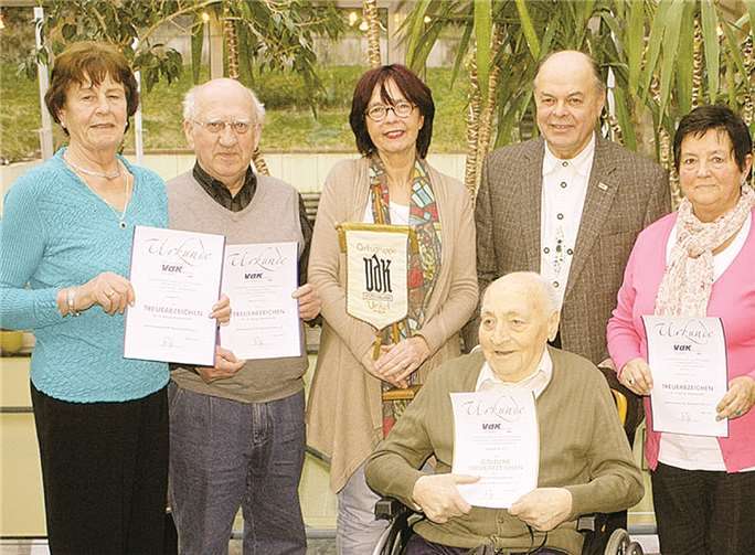 Die Vorsitzenden Heinrich Richarz und Gisela Stahl gratulierten den treuen Mitgliedern zusammen mit Doreen Borges (l.) DL