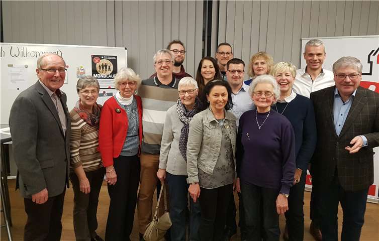 Die Vorsitzenden Wilfried Gerdes (li) und Willy Müller (re) konnten auch in diesem Jahr wieder zahlreiche Mitglieder für langjährige Mitgliedschaft und besonderes Engagement ehren. Foto: privat(v.l.n.r.): Marika Pöggel (St.-Martins-Sammlerin), Renate Franzen (50 Jahre), Michael Nicolay (50 Jahre), Julian Kahlstadt (15 Jahre), Elisabeth Hees (70 Jahre), Nicole Dax (TV-Verdienstmedaille), Christel Schilz (40 Jahre), Markus Dax (TV-Verdienstmedaille), Lars Ferrlein (Silberne Ehrennadel SBR), Inge Raueiser (TV-Verdienstmedaille), Ilse Schmidt (40 Jahre), Jeanette Sabel (25 Jahre), Peter Raueiser (15 Jahre)