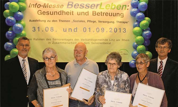 Die Vorsitzenden, Wolfgang Walter und Hans-Günter Fischer, flankierten die vier „Gut-Täter“ (v.l.) Hannelore Nitsche, Karl-Heinz Hausen, Edeltraut Billinger und Annemie Mummert.DL