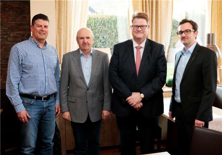 Die Vorsitzenden der CDU-Ortsverbände Adenau und Dümpelfeld, Dirk Lenzen (v. l.) und Ulrich Zimmermann, Gemeindeverbandsvorsitzender Michael Korden (r.) empfingen Ralf Seekatz. Foto: SES