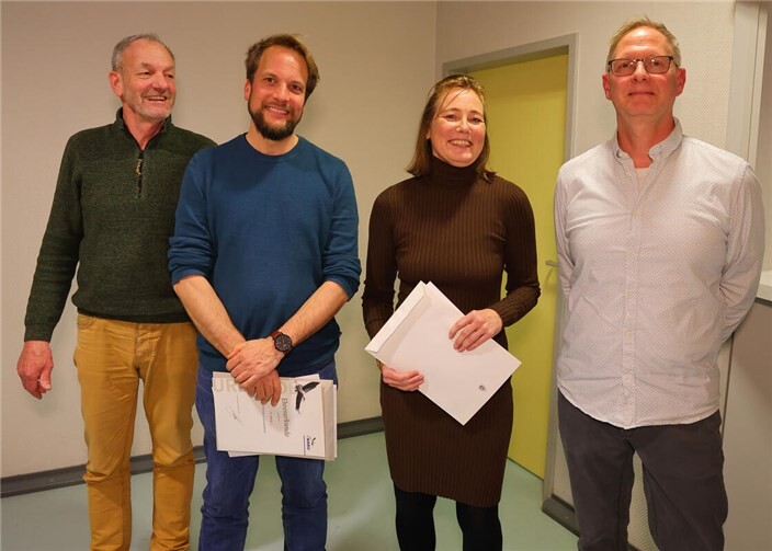 Die Vorsitzenden der NABU-Gruppe Hundsangen Jochen Hannappel und Marcel Weidenfeller gratulieren Alexandra Höhn und Philipp Schiefenhövel für ihre 20 jährige Mitgliedschaft.