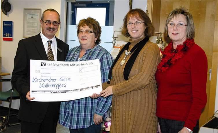 Die Vorsitzenden des Kirchenchores freuten sich über den symbolischen Scheck. privat