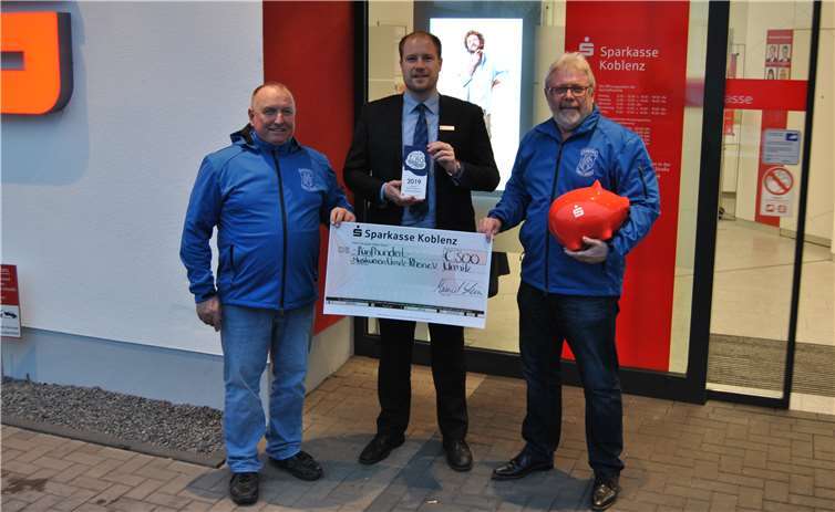 Die Vorsitzenden des Musikvereins Urmitz/Rhein freuen sich über die Spende der Sparkasse Koblenz/Urmitz. Foto: privat