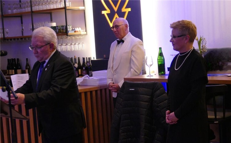 Die Vorsitzenden des SV Walporzheim, Edgar Flohe und Annette Sebastian, eröffnen das 90. Stiftungsfest, im Hintergrund Gregor Sebastian der an diesem Abend durch das reichhaltige Programm führte.