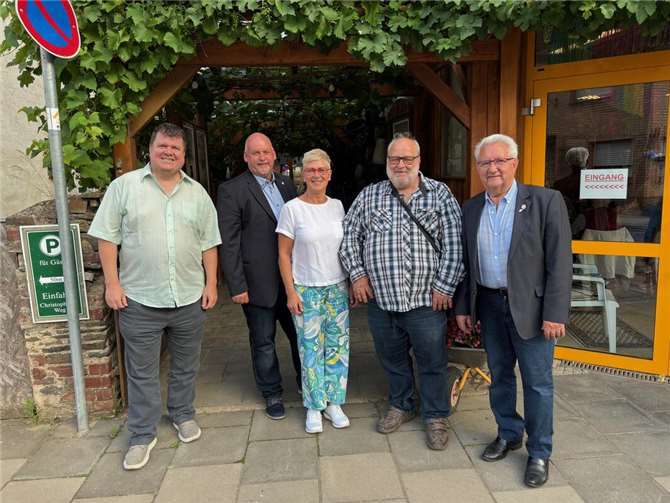 Die Vorsitzenden des SV Walporzheim: Reiner Caspary (l.), Annette Sebastian (m.), Edgar Flohe (r.) dankten den langjährigen Mitgliedern Markus Schimming (2.v.L.) und Wolfgang Groß (2.v.r.).  Foto: Olaf Witthaus