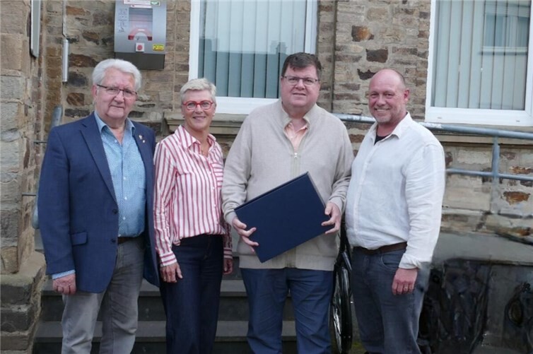 Die Vorsitzenden (v. l.) Edgar Flohe, Annette Sebastian und Jürgen Schumacher verabschieden den ehemaligen Vorsitzenden Reiner Caspary (3.v. l.)