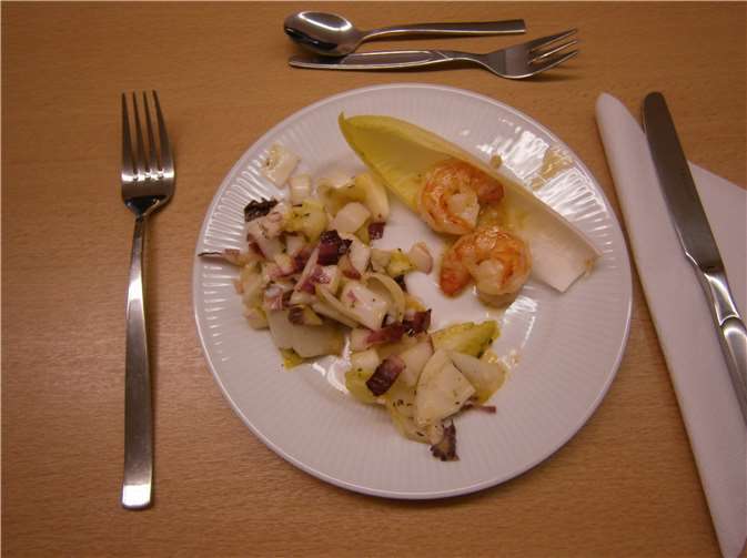 Die Vorspeise: Crevetten auf buntem Chicoréesalat.