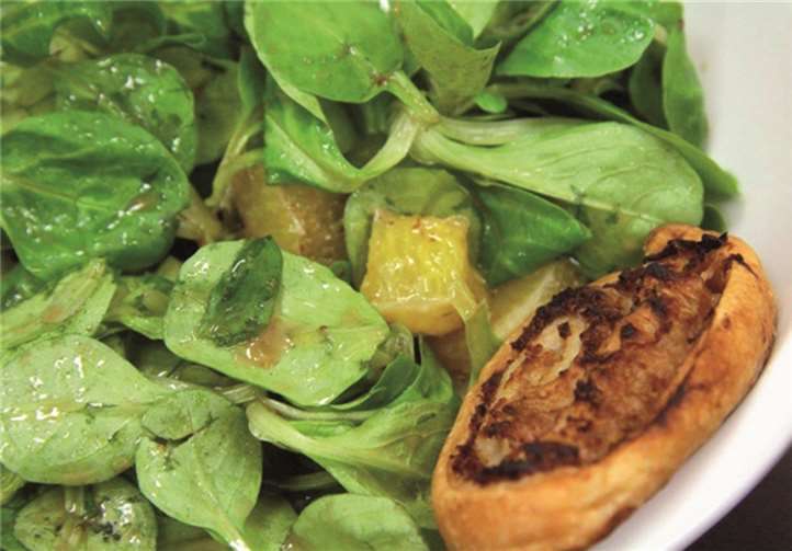 Die Vorspeise: Feldsalat mit Orangenfilets. privat