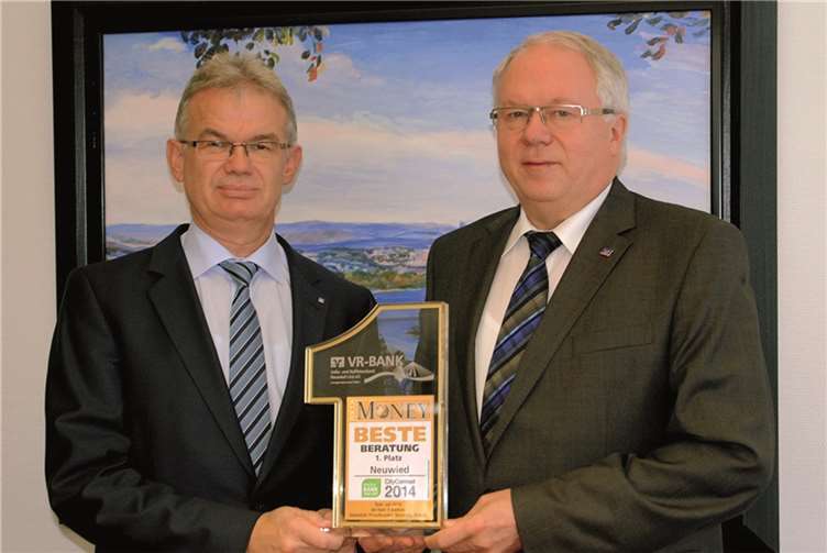 Die Vorstände Andreas Harner (links) und Franz-Jürgen Lacher präsentieren stolz die Auszeichnung. WT