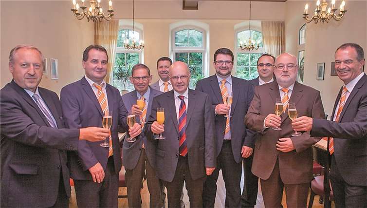 Die Vorstände Ernst Bugl (l.) und Heiko Ullrich (r.) ehrten zusammen mit dem Betriebsrat und ehemaligen Vorstandsmitgliedern langjährige Mitarbeiter der Raiffeisenbank Grafschaft-Wachtberg eG.JOST