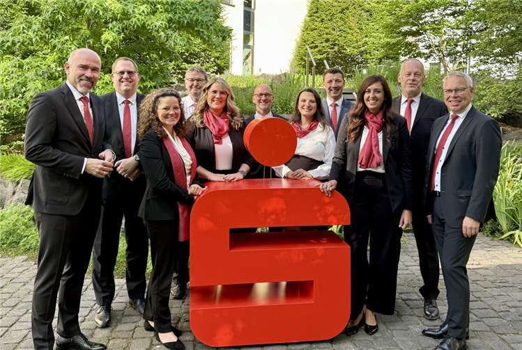 Die Vorstände Guido Mombauer (li.) und Achim Gemein (re.) gratulieren dem neuen Personalrat.  Foto: Marco Seydel