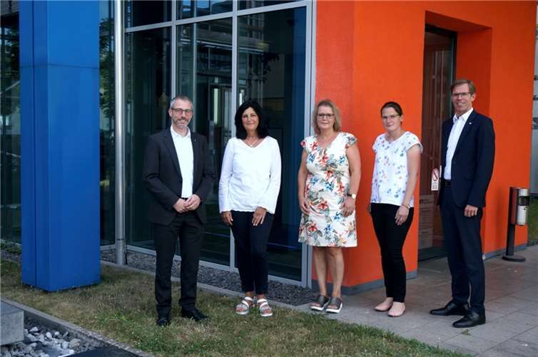 Die Vorstände Matthias Herfurth (links) und Michael C. Kuch (rechts) gratulieren den Jubilarinnen Marion Johnen (2. v.l.), Manuela Klee (3. v.l.) und Eva-Maria Thönnes (2. v.r.). Es fehlen: Alexandra John und Stephanie Höfert. Foto: VoBa