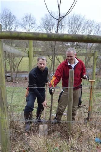 Die Vorstände Oliver Heiser und Christian Lebrenz beim Pflanzen des ersten Jubiläumsbaums. Foto: Verein zur Pflege und Förderung der Streuobstwiesen in Wachtberg e.V.