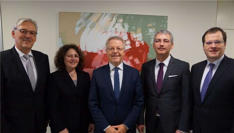 Die Vorstände betonten die Vorteile der angestrebten Fusion (v. l.): Klaus Müller (Vorstand Raiffeisenbank Mittelrhein eG), Elfi Rheinbay (Vorstand Raiffeisenbank Mittelrhein eG), Elmar Schmitz (Vorstandsvorsitzender Volksbank RheinAhrEifel eG), Sascha Monschauer (Vorstand Volksbank RheinAhrEifel eG), Markus Müller (Vorstand Volksbank RheinAhrEifel eG). privat