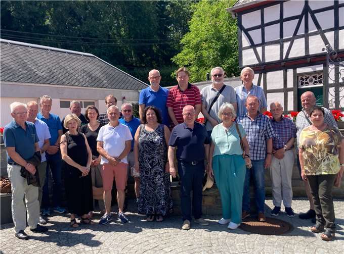 Die Vorstände der CDU der VG Unkel um den Vorsitzenden Markus Fischer (vorn Mitte) steckten in Bruchhausen ihre kommunalpolitischen Positionen ab. Foto: Heinz Schmitz