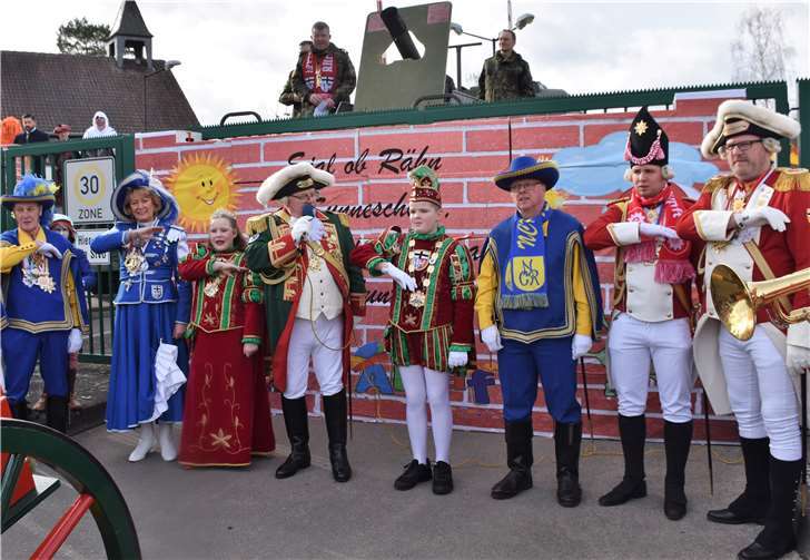 Die Vorstände der Karnevalsvereine der Kernstadt formierten sich von den Kasernentor. Fotos: EICH